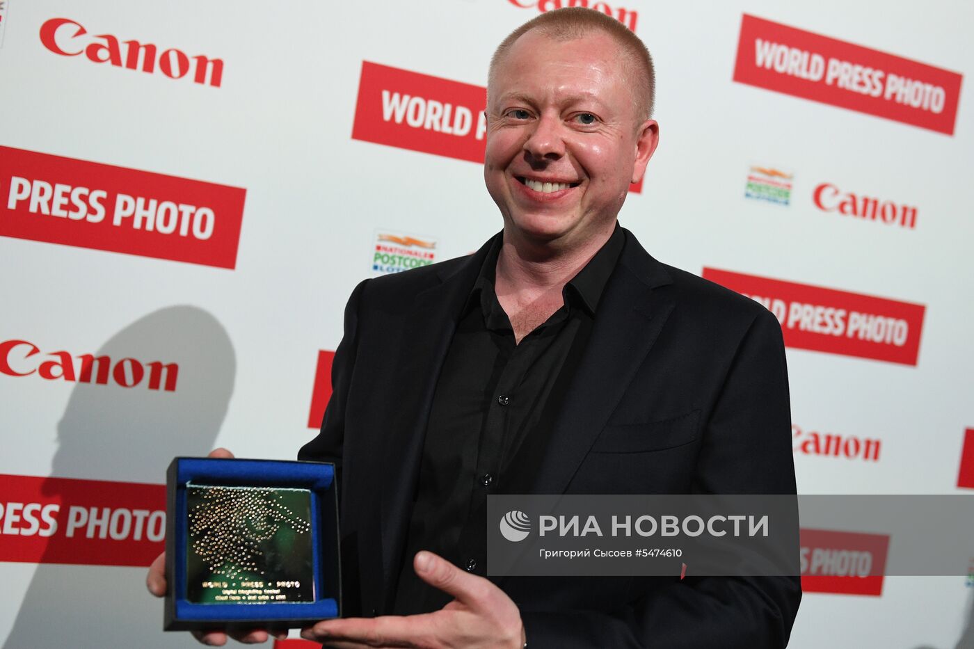 Фотокорреспонденту МИА "Россия сегодня" В. Мельникову вручили премию World Press Photo