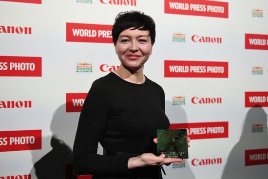 Фотокорреспонденту МИА "Россия сегодня" В. Мельникову вручили премию World Press Photo