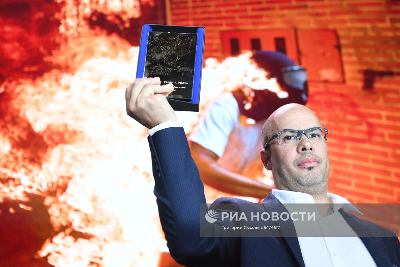Фотокорреспонденту МИА "Россия сегодня" В. Мельникову вручили премию World Press Photo