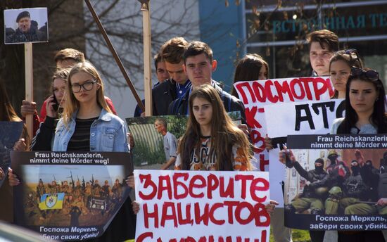 Акция в Луганске против военных действий на Донбассе