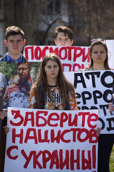 Акция в Луганске против военных действий на Донбассе