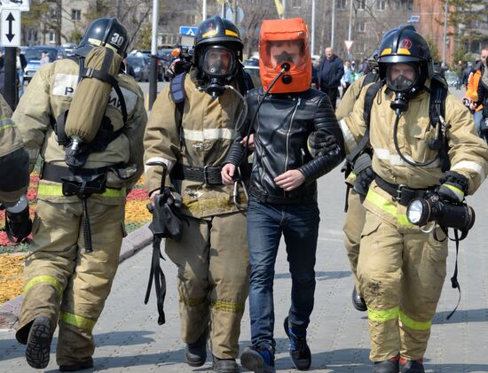 Учения по эвакуации людей и ликвидации пожара в ТЦ "Южный парк" в Хабаровске