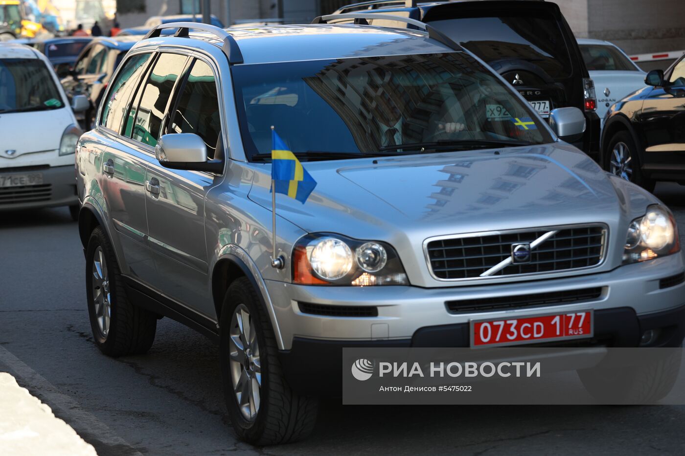 Зарубежные дипломаты прибыли в посольство Великобритании в Москве