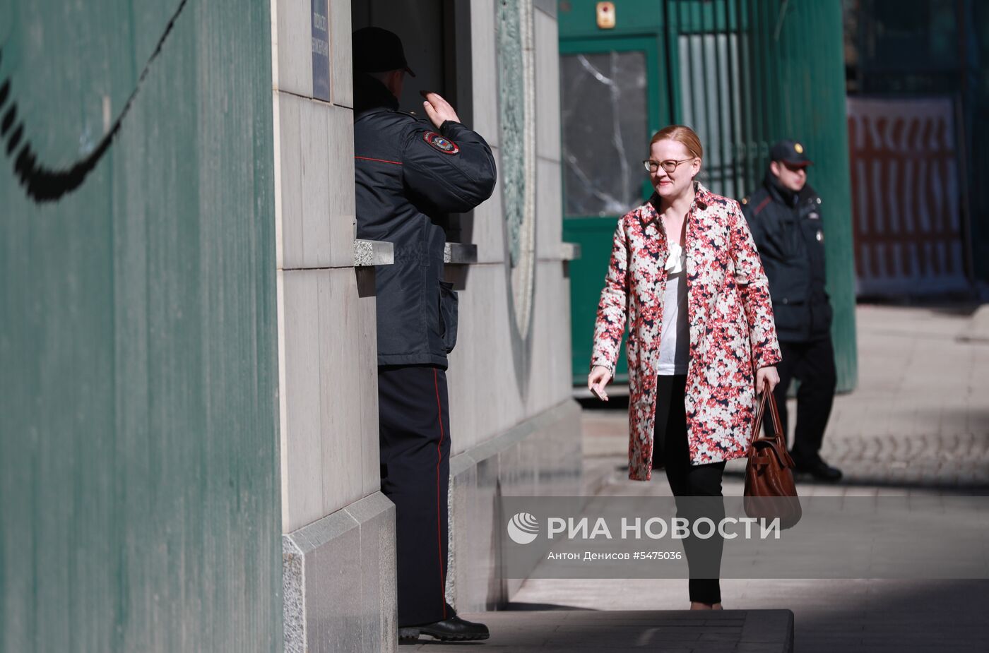 Зарубежные дипломаты прибыли в посольство Великобритании в Москве