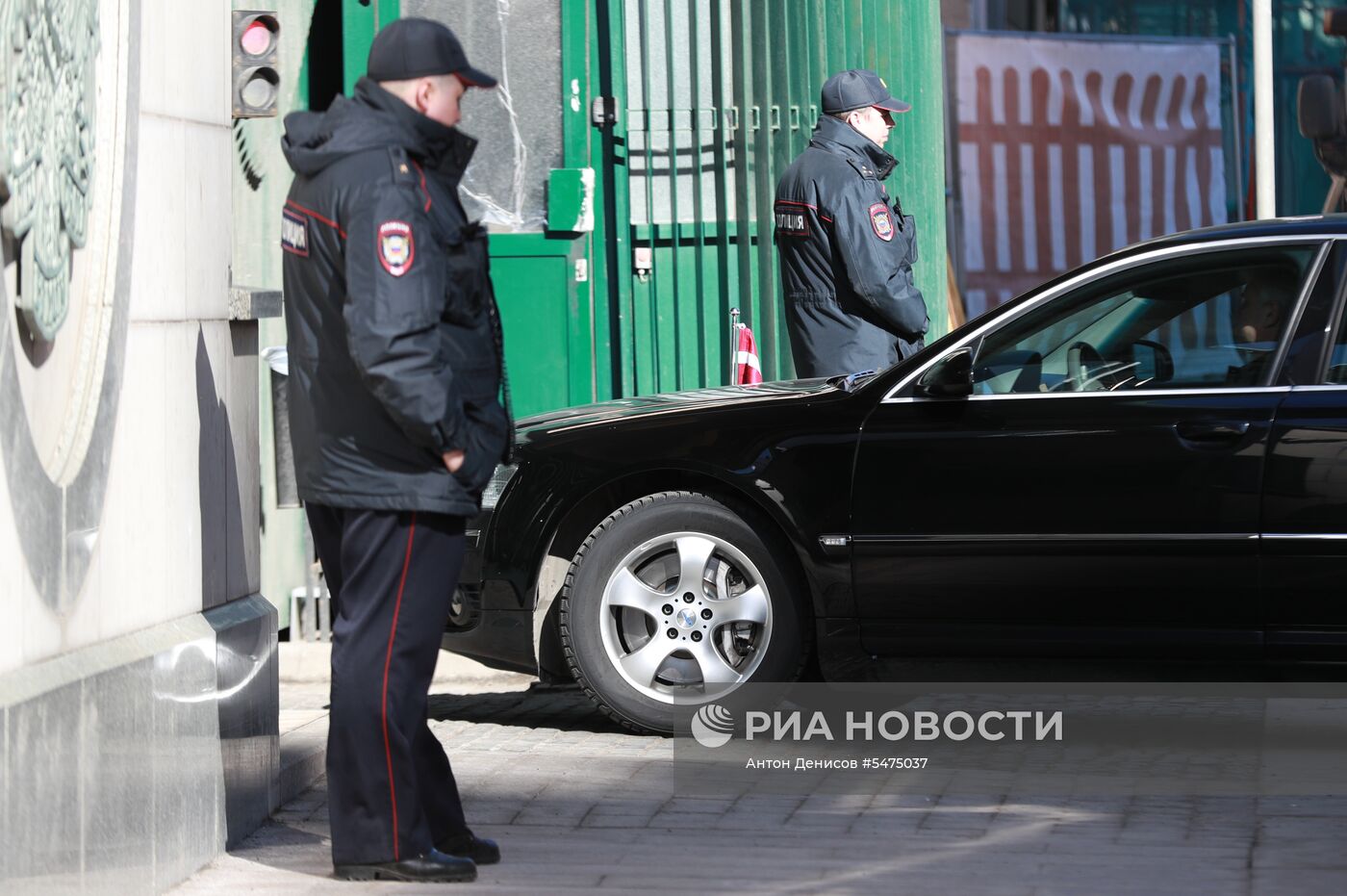 Зарубежные дипломаты прибыли в посольство Великобритании в Москве