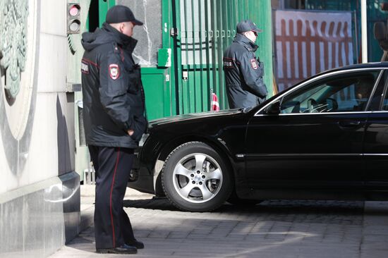 Зарубежные дипломаты прибыли в посольство Великобритании в Москве