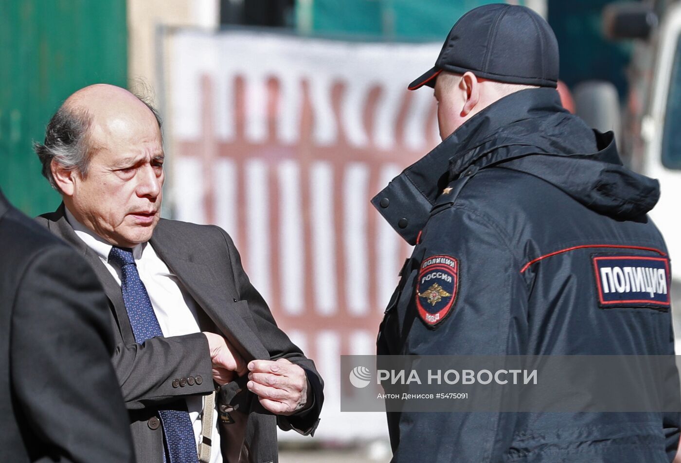 Зарубежные дипломаты прибыли в посольство Великобритании в Москве