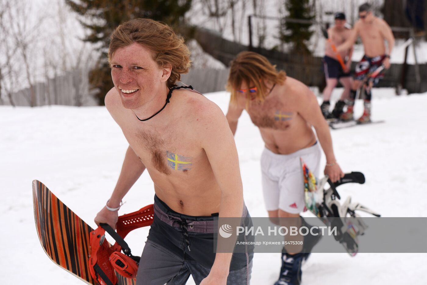 Массовый горнолыжный спуск в купальных костюмах "Grelka fest" в Шерегеше