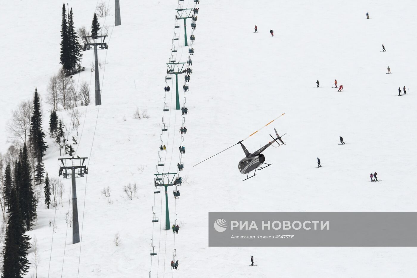 Массовый горнолыжный спуск в купальных костюмах "Grelka fest" в Шерегеше