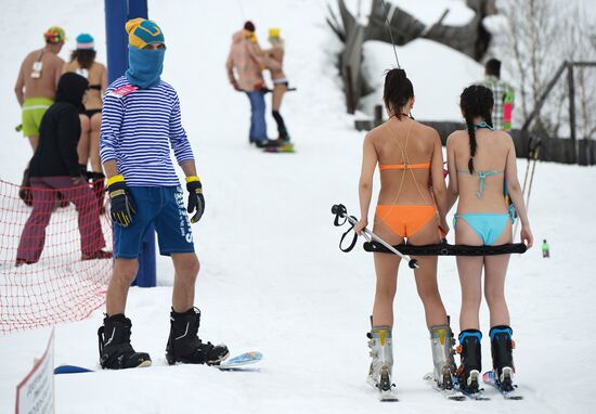 Массовый горнолыжный спуск в купальных костюмах "Grelka fest" в Шерегеше
