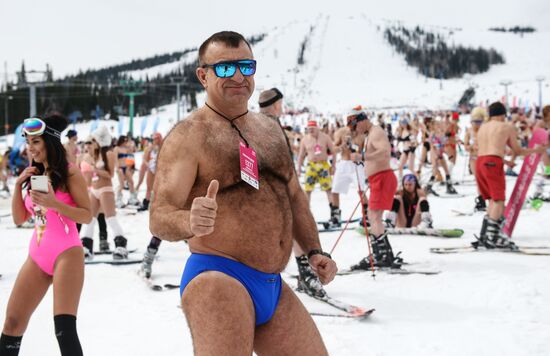 Массовый горнолыжный спуск в купальных костюмах "Grelka fest" в Шерегеше