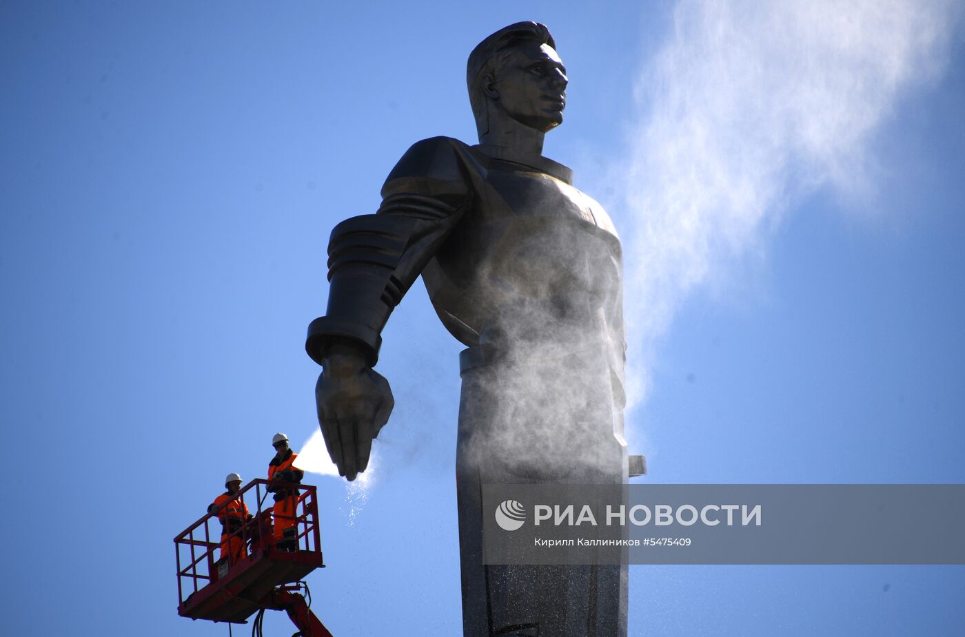 Мойка памятника Юрию Гагарину в Москве