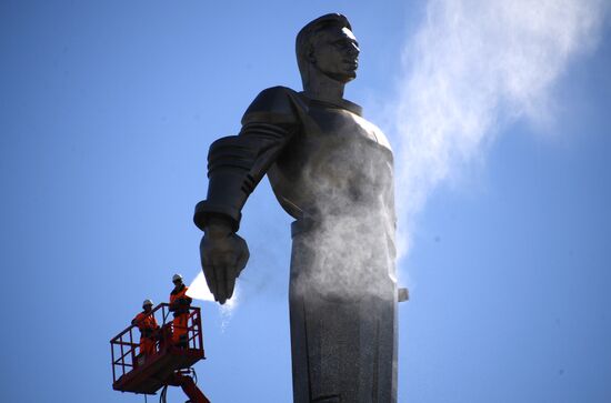 Мойка памятника Юрию Гагарину в Москве