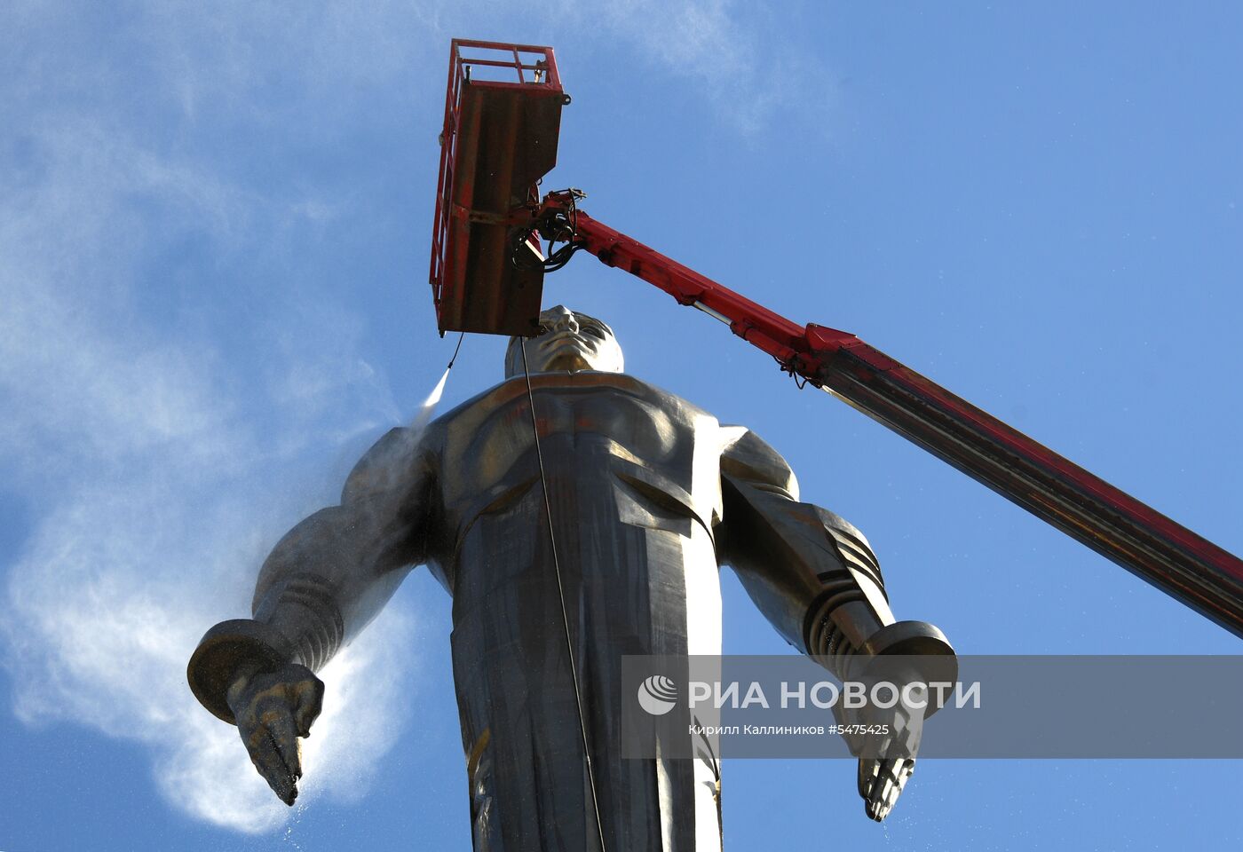 Мойка памятника Юрию Гагарину в Москве