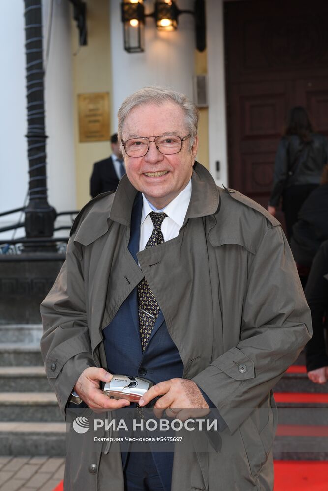 Первая церемония вручения кинематографической премии "Восток — Запад. Золотая арка"