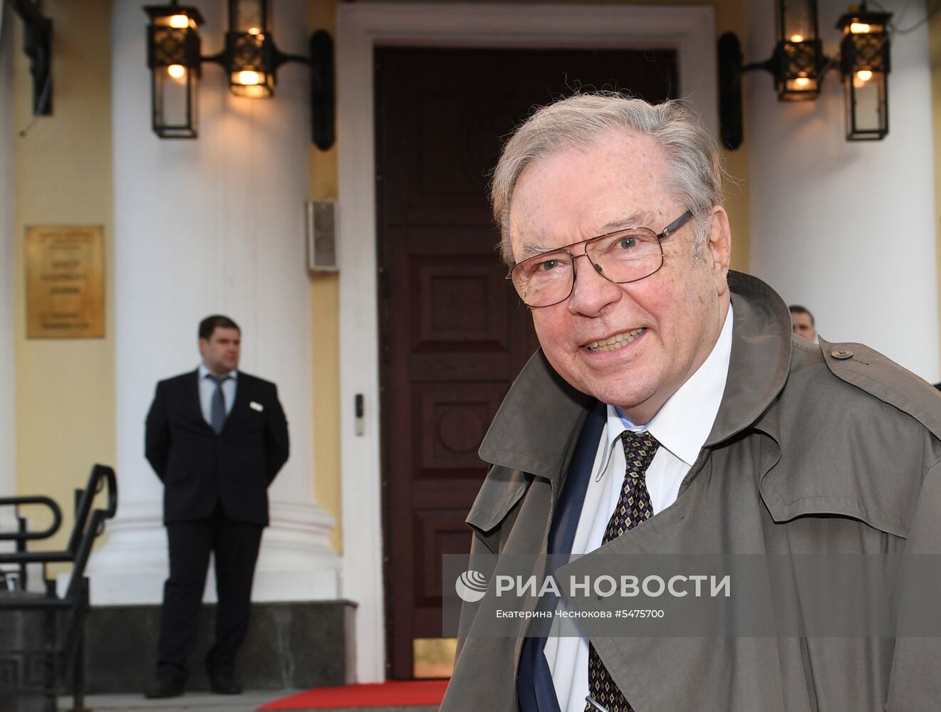 Первая церемония вручения кинематографической премии "Восток — Запад. Золотая арка"