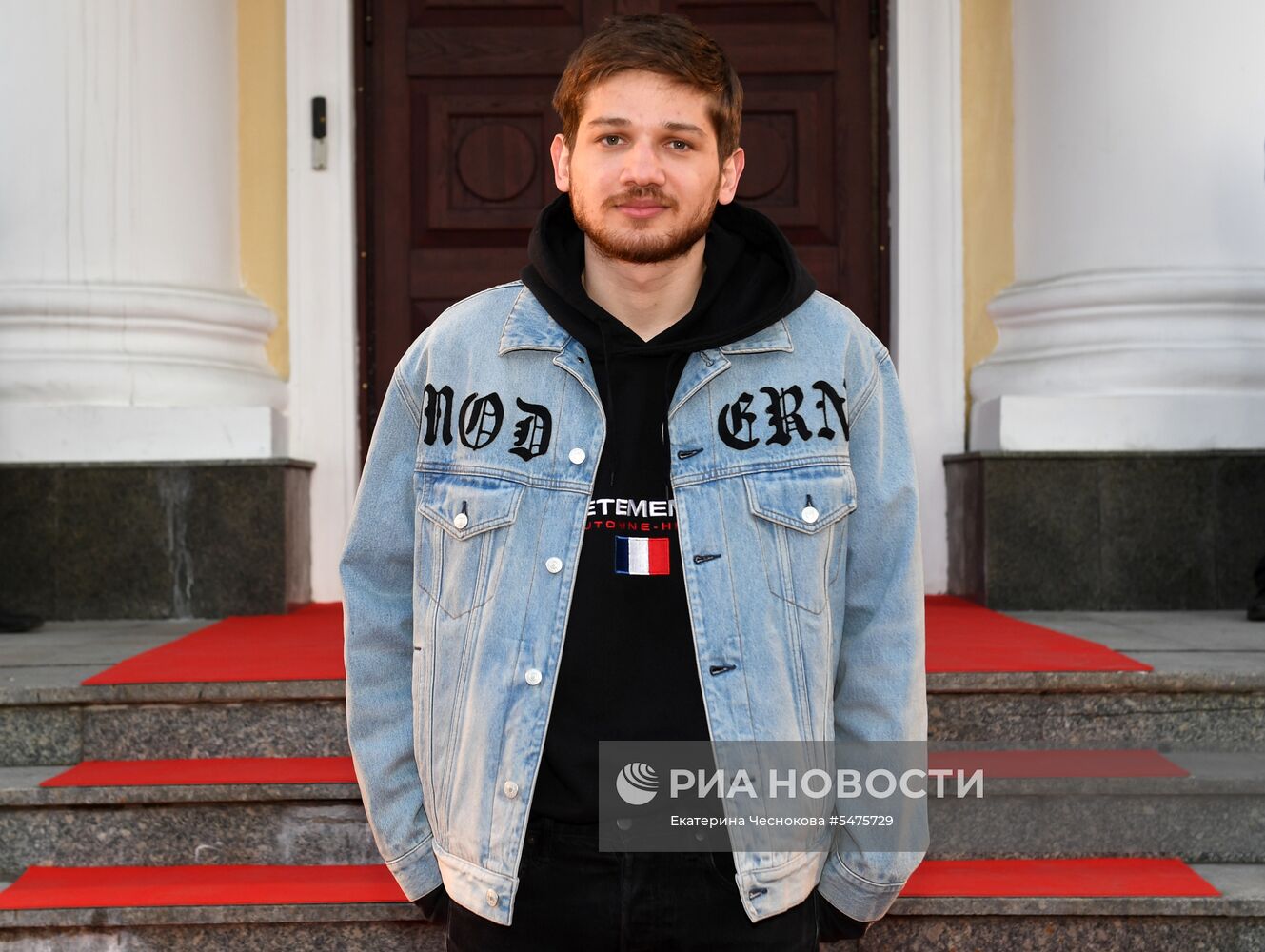 Первая церемония вручения кинематографической премии "Восток — Запад. Золотая арка"