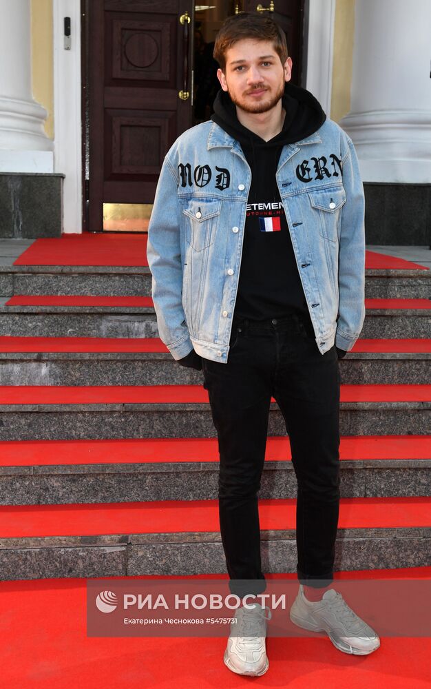 Первая церемония вручения кинематографической премии "Восток — Запад. Золотая арка"