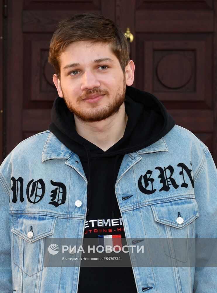 Первая церемония вручения кинематографической премии "Восток — Запад. Золотая арка"