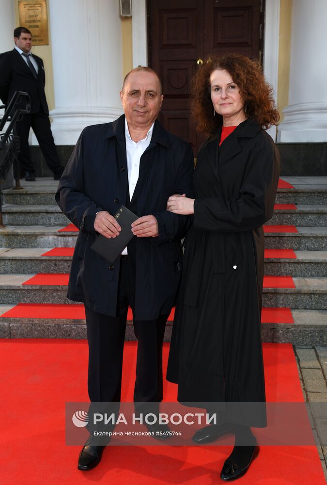 Первая церемония вручения кинематографической премии "Восток — Запад. Золотая арка"