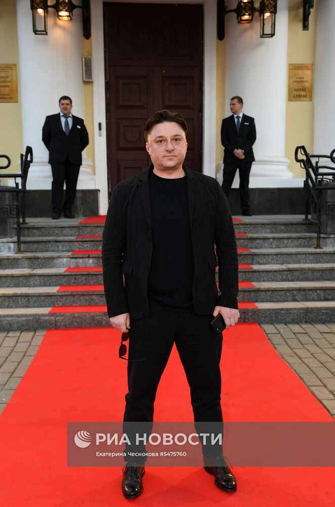 Первая церемония вручения кинематографической премии "Восток — Запад. Золотая арка"