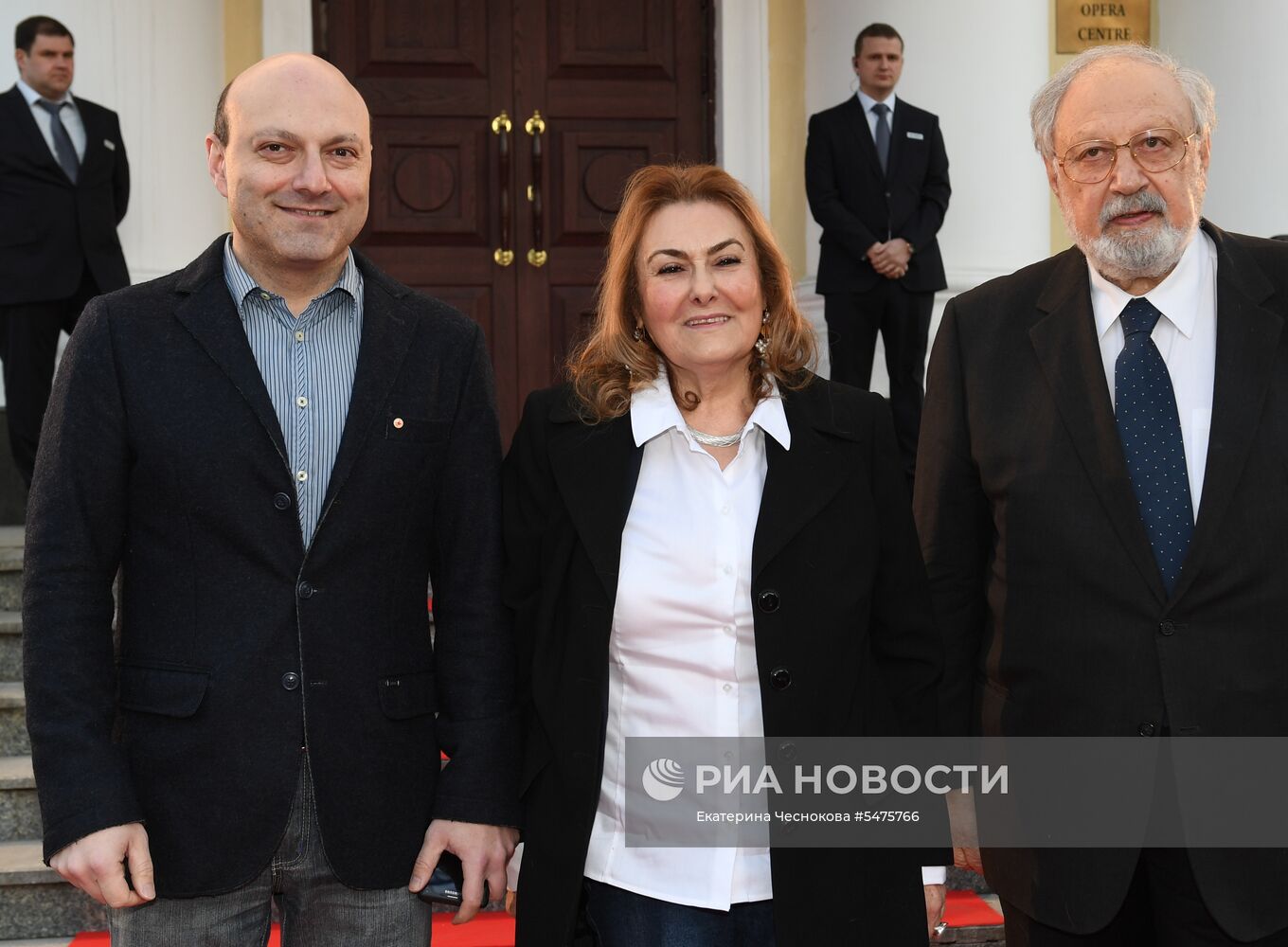 Первая церемония вручения кинематографической премии "Восток — Запад. Золотая арка"