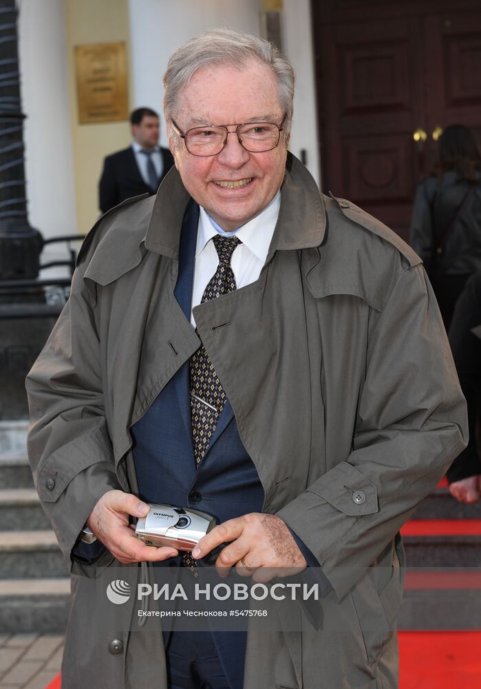 Первая церемония вручения кинематографической премии "Восток — Запад. Золотая арка"