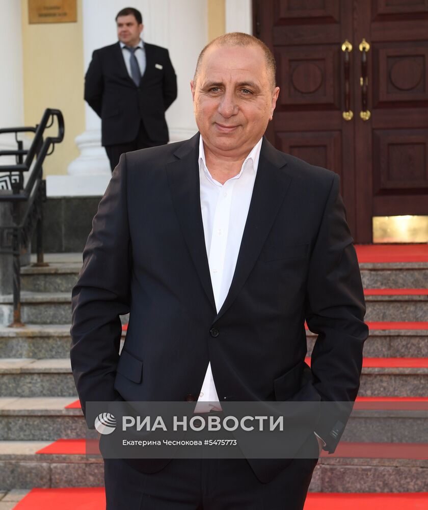 Первая церемония вручения кинематографической премии "Восток — Запад. Золотая арка"