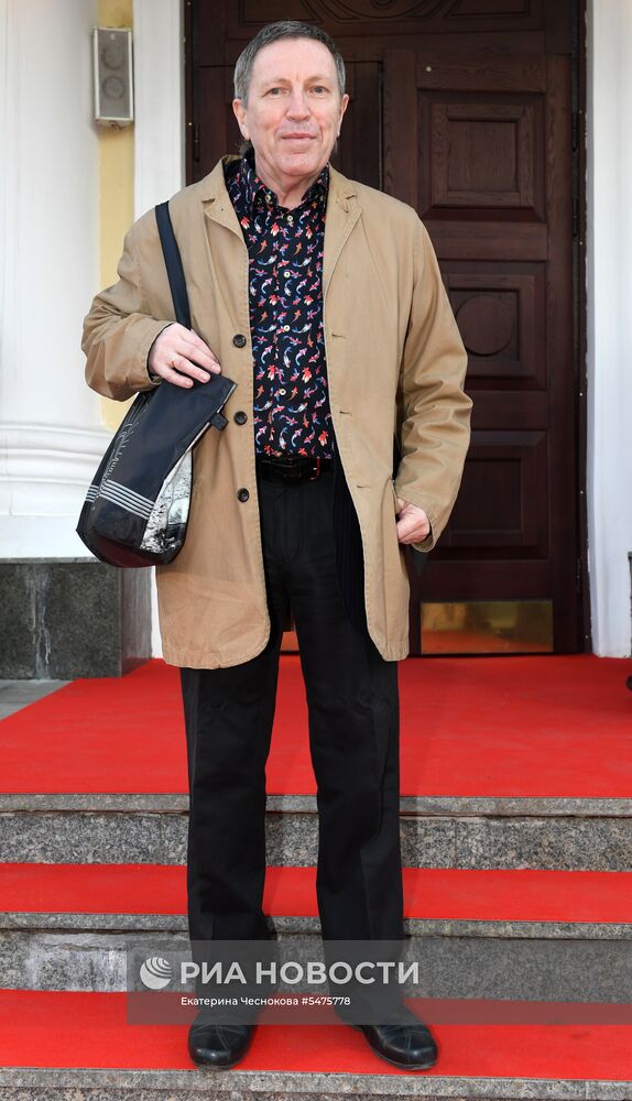 Первая церемония вручения кинематографической премии "Восток — Запад. Золотая арка"