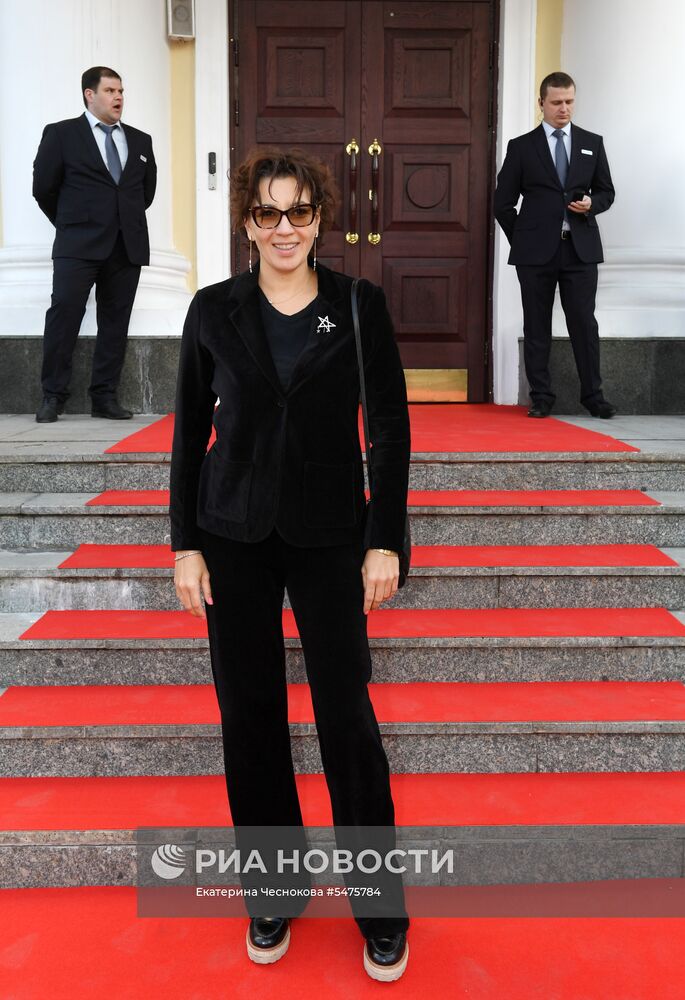 Первая церемония вручения кинематографической премии "Восток — Запад. Золотая арка"