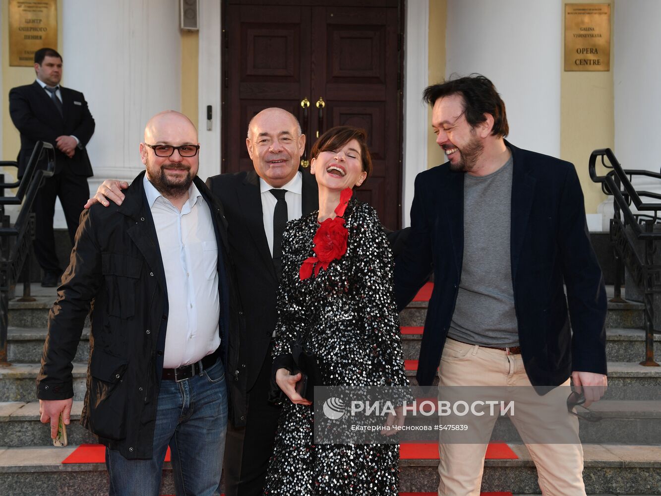 Первая церемония вручения кинематографической премии "Восток — Запад. Золотая арка"