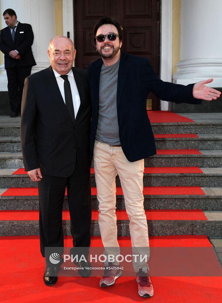 Первая церемония вручения кинематографической премии "Восток — Запад. Золотая арка"