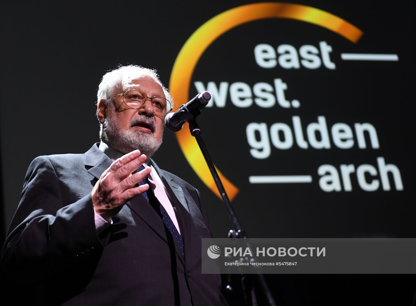 Первая церемония вручения кинематографической премии "Восток — Запад. Золотая арка"