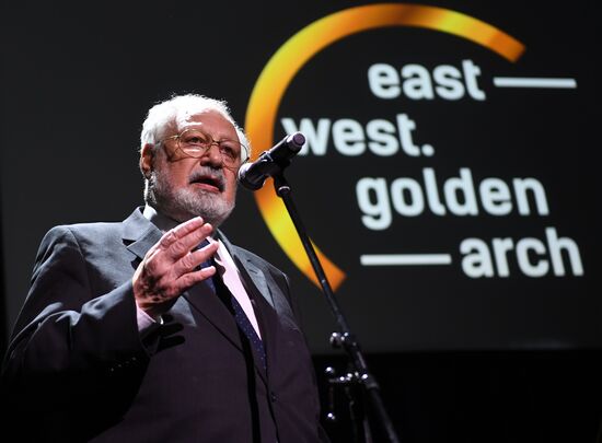 Первая церемония вручения кинематографической премии "Восток — Запад. Золотая арка"
