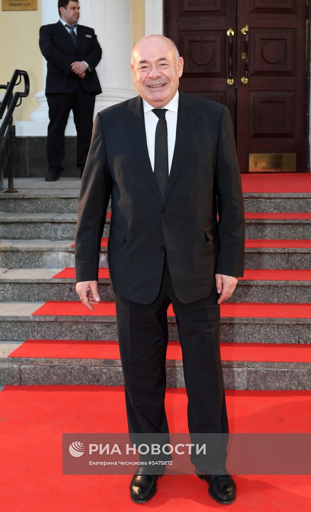 Первая церемония вручения кинематографической премии "Восток — Запад. Золотая арка"