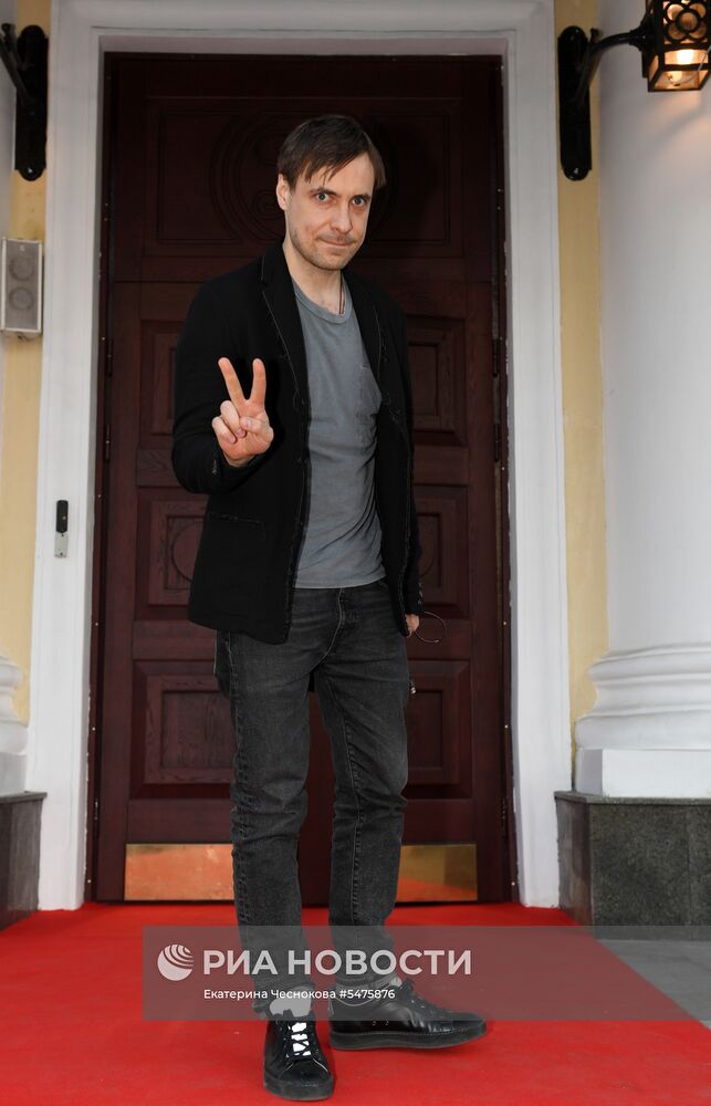 Первая церемония вручения кинематографической премии "Восток — Запад. Золотая арка"