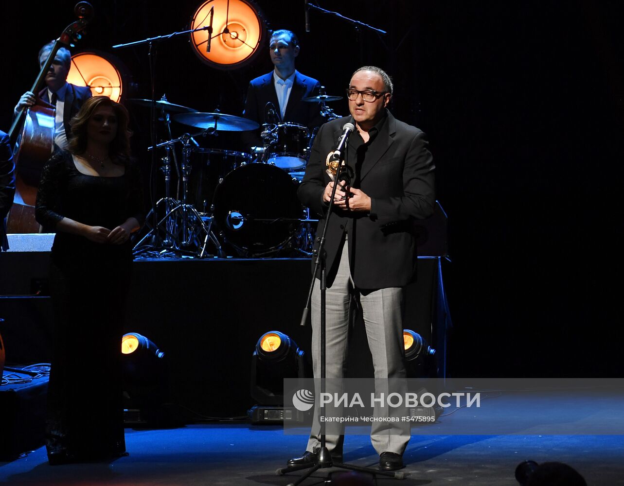 Первая церемония вручения кинематографической премии "Восток — Запад. Золотая арка"