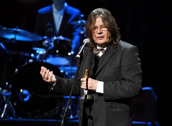 Первая церемония вручения кинематографической премии "Восток — Запад. Золотая арка"