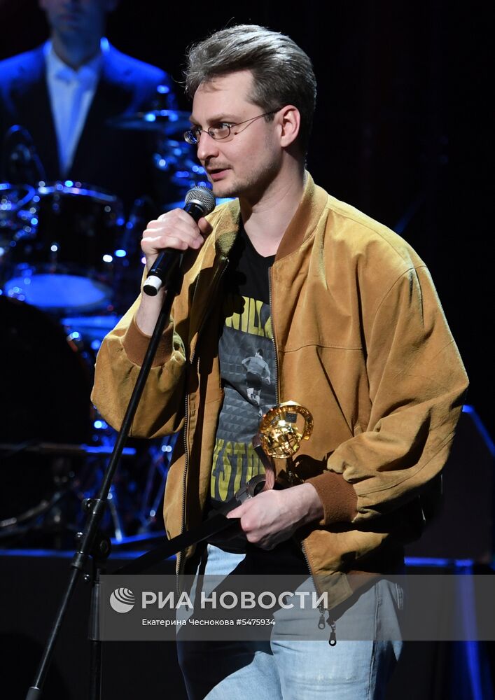 Первая церемония вручения кинематографической премии "Восток — Запад. Золотая арка"