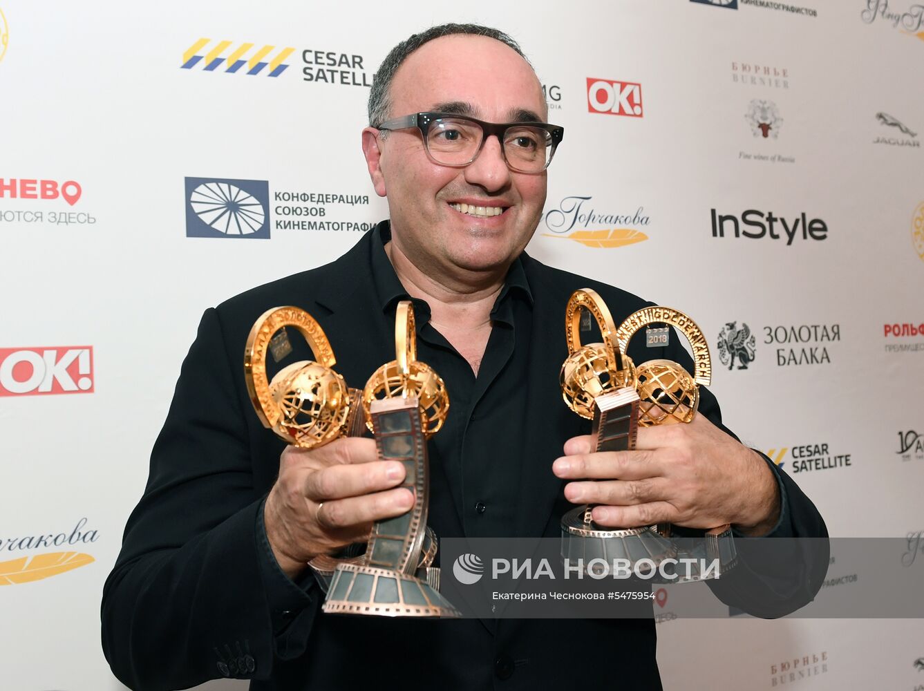 Первая церемония вручения кинематографической премии "Восток — Запад. Золотая арка"