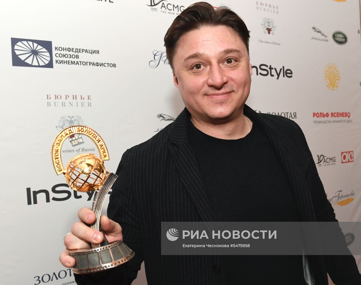 Первая церемония вручения кинематографической премии "Восток — Запад. Золотая арка"