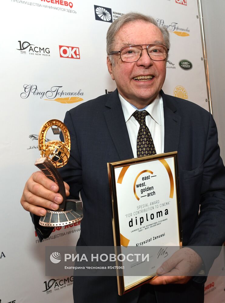 Первая церемония вручения кинематографической премии "Восток — Запад. Золотая арка"