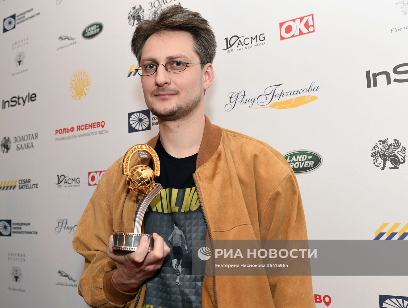 Первая церемония вручения кинематографической премии "Восток — Запад. Золотая арка"