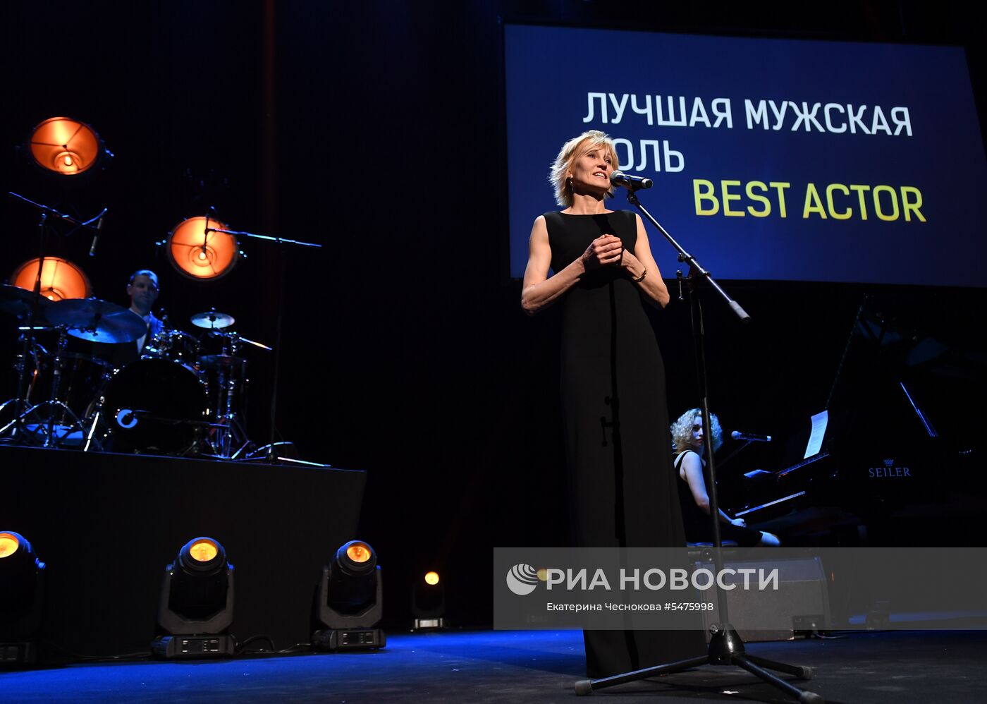 Первая церемония вручения кинематографической премии "Восток — Запад. Золотая арка"