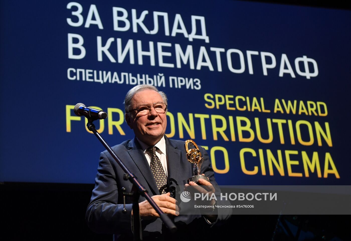 Первая церемония вручения кинематографической премии "Восток — Запад. Золотая арка"