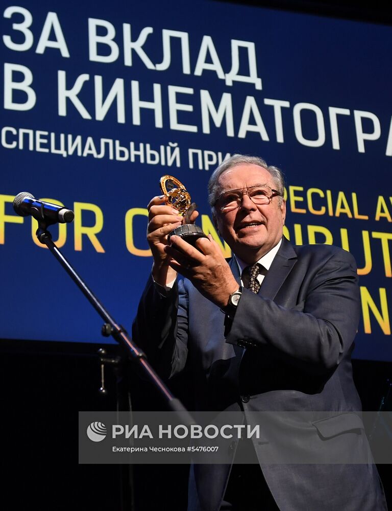 Первая церемония вручения кинематографической премии "Восток — Запад. Золотая арка"