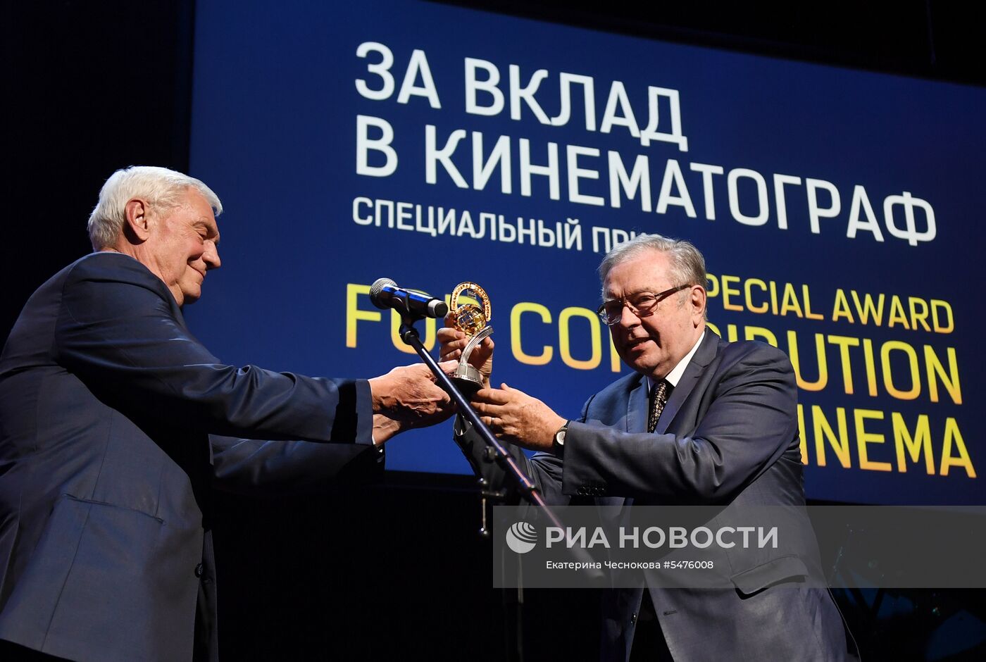 Первая церемония вручения кинематографической премии "Восток — Запад. Золотая арка"