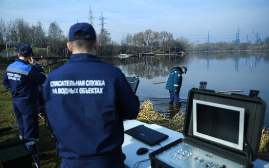 Очистка дна водоема от мусора 