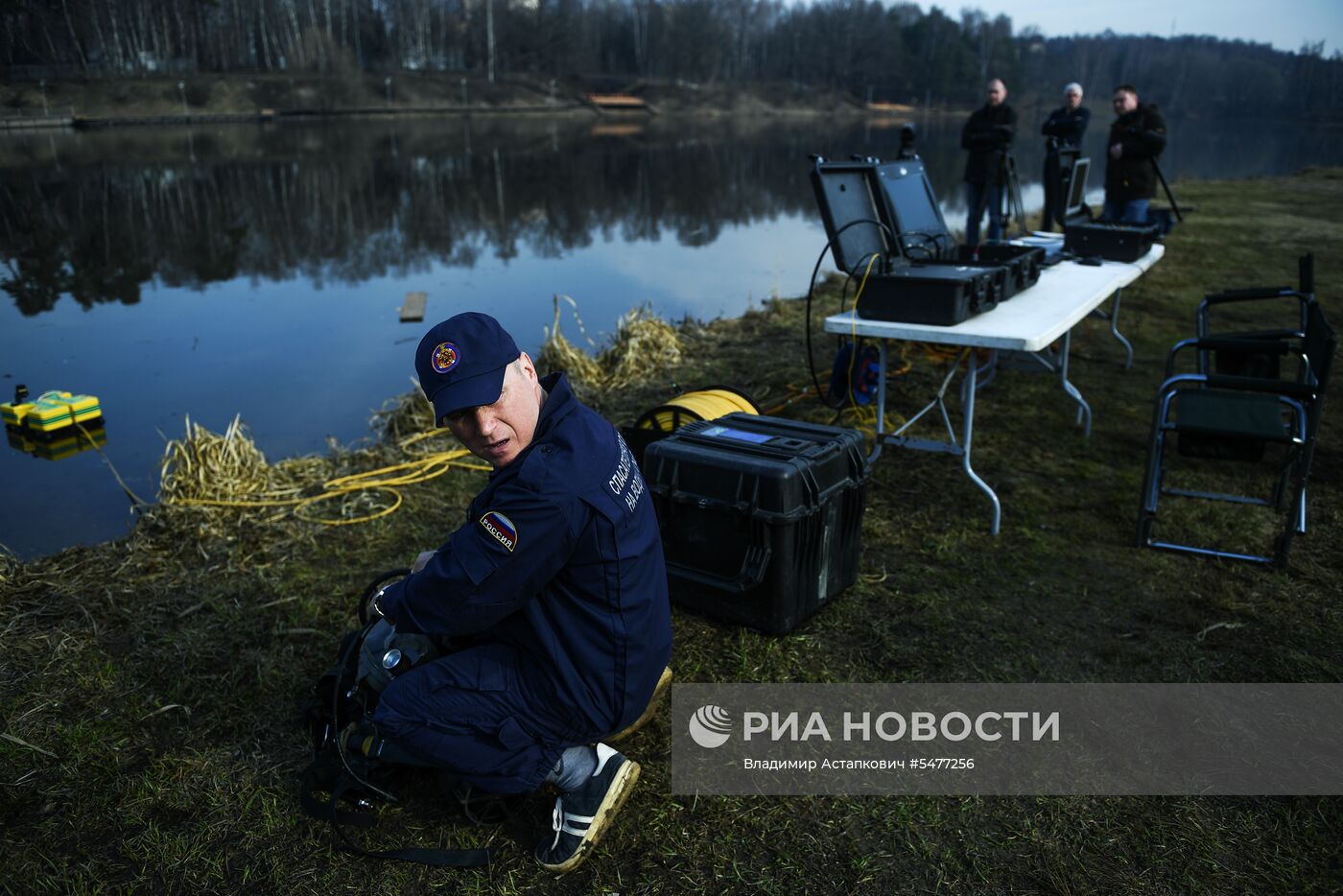 Очистка дна водоема от мусора 