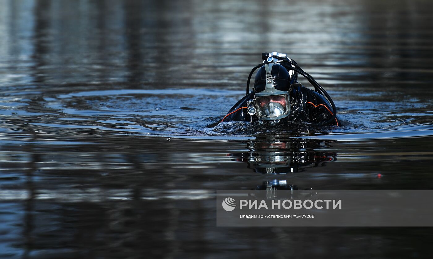 Очистка дна водоема от мусора 